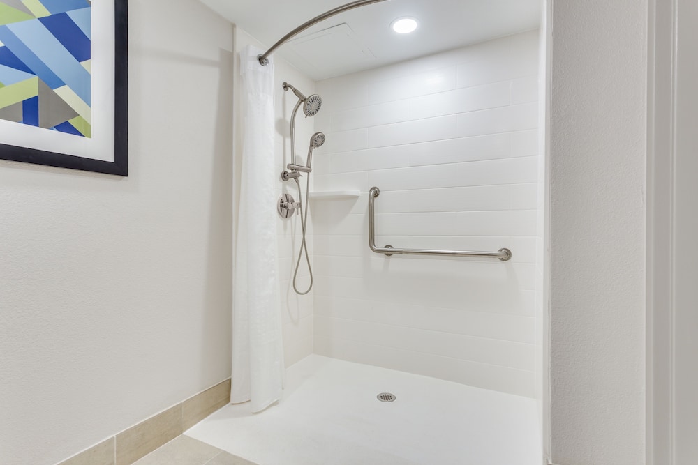 Room, 1 Queen Bed, Accessible (Communications Accessible) - Photo 5