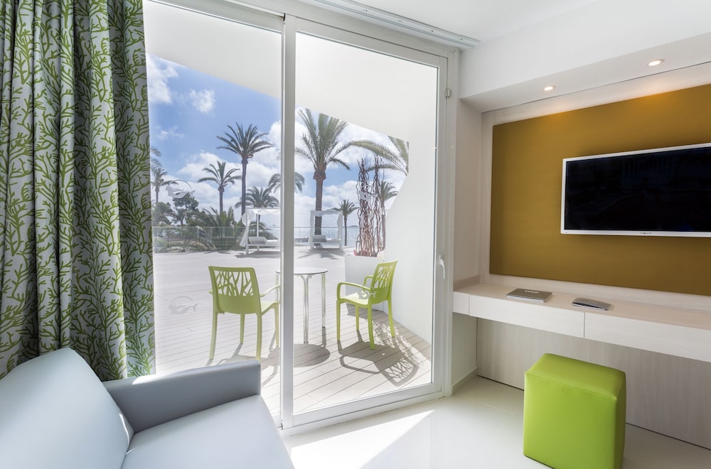 Double Room, Terrace (Elevate Upper Level) thumbnail 5
