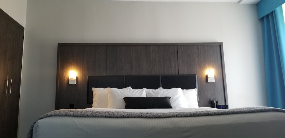 Suite, 1 King Bed, Non Smoking, Balcony (Shower Only;with Sofabed)