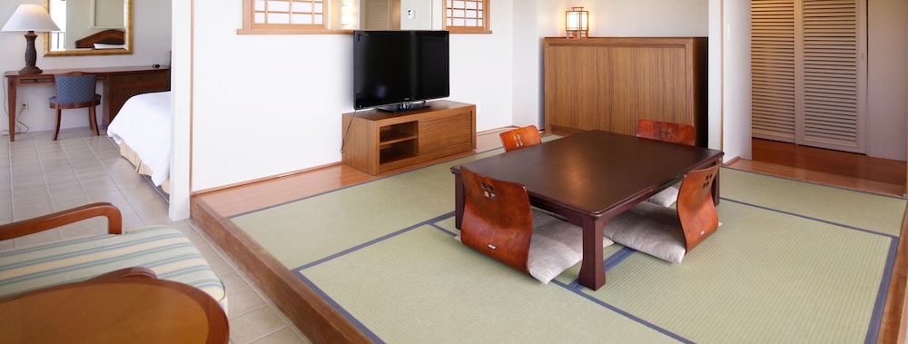 Japanese Suite, Oceanfront, Beach Tower - 4 adults – 2 single beds and 2 Japanese futons