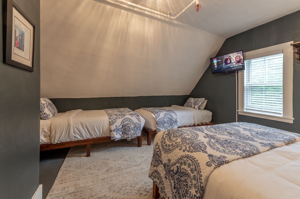 JFK Jr Room with 1 Queen Bed and 2 Twin Beds, Third Floor