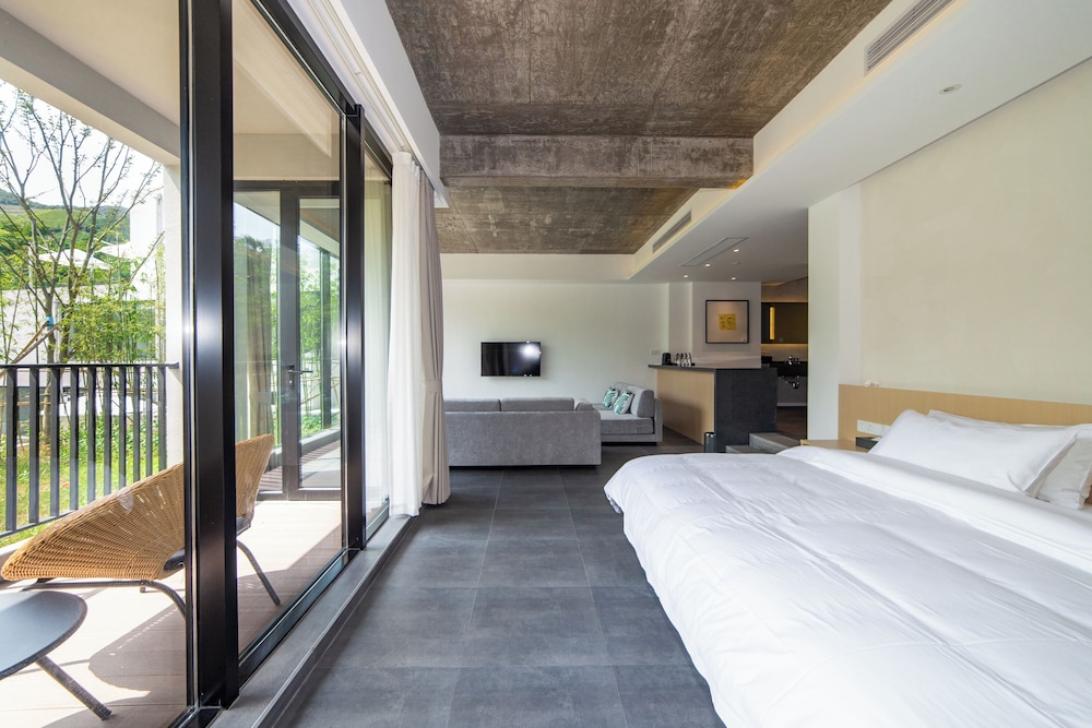 Superior Studio Suite, 1 King Bed, Garden View