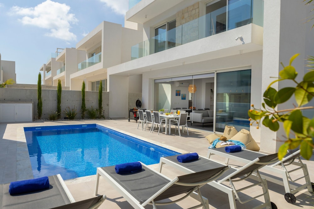 Villa photo 2