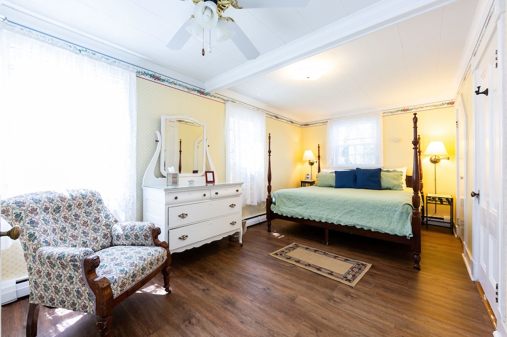 Echo Lake Suite