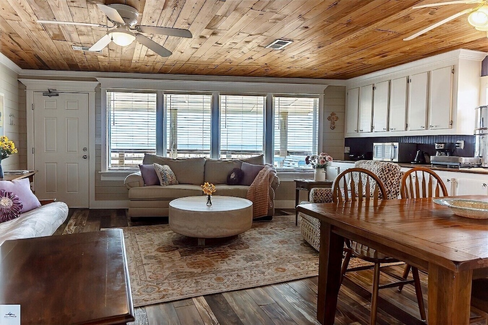 Queen's Quarters, 2 Bedrooms, Kitchen, Beachfront photo 1