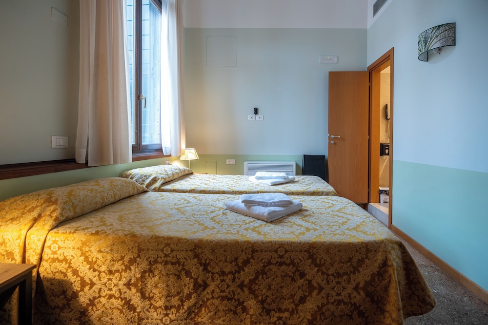Basic Double Room, Canal View photo 1
