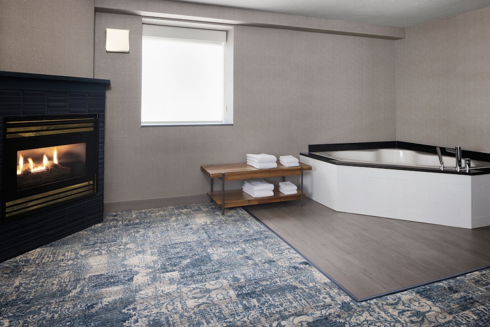 Superior Suite, 1 King Bed, Fireplace - Photo 2