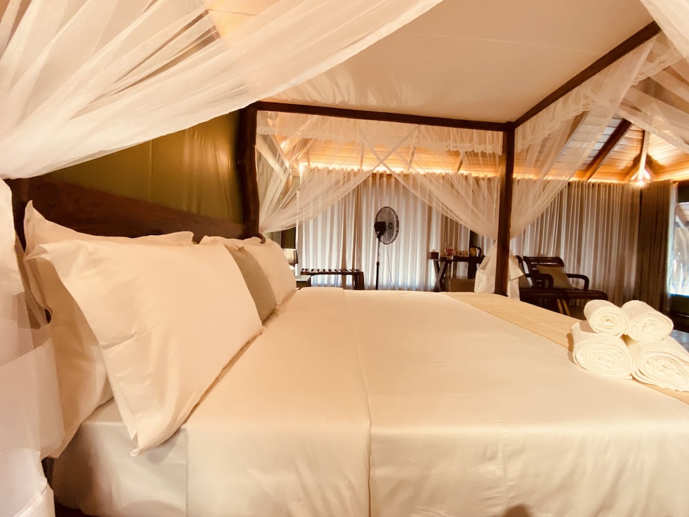 Luxury Tent, 1 King Bed, Non Smoking, Lake View photo 1