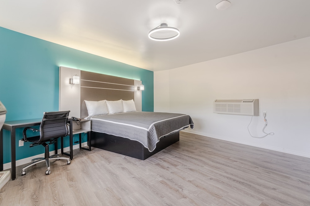 Classic Single Room, 1 King Bed, Non Smoking, Ground Floor photo 1