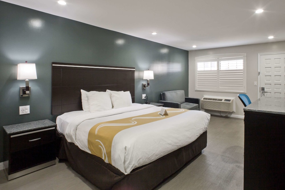 Room, 1 King Bed, Accessible, Non Smoking (Upgrade) - Photo 4
