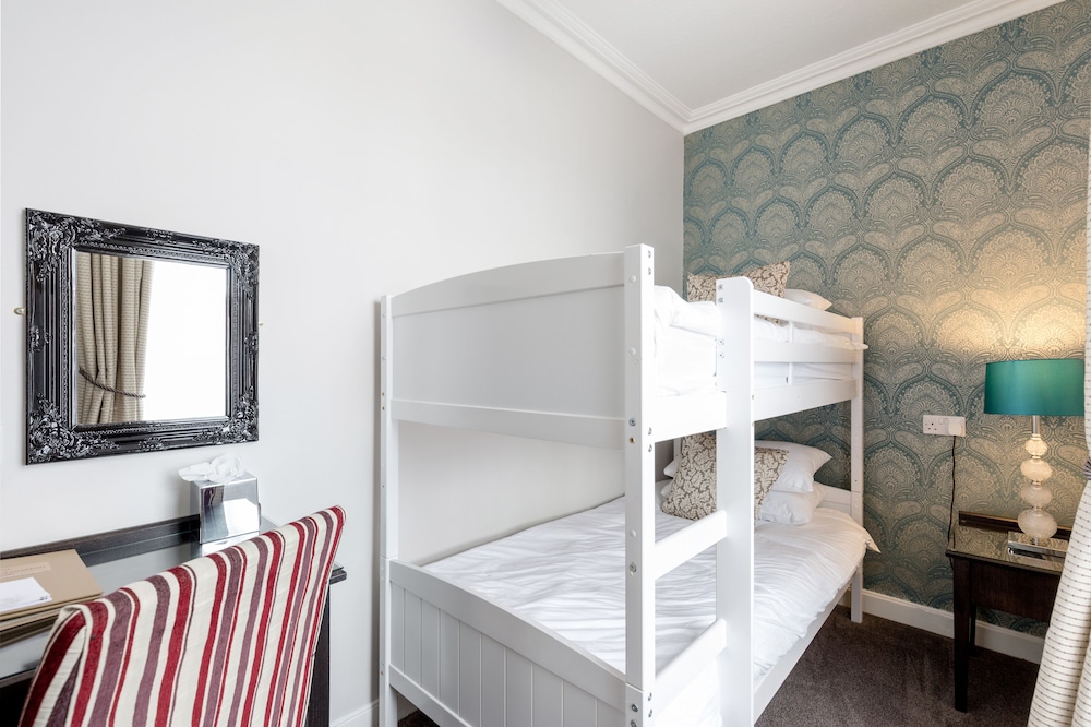 Standard Quadruple Room, Ensuite photo 3