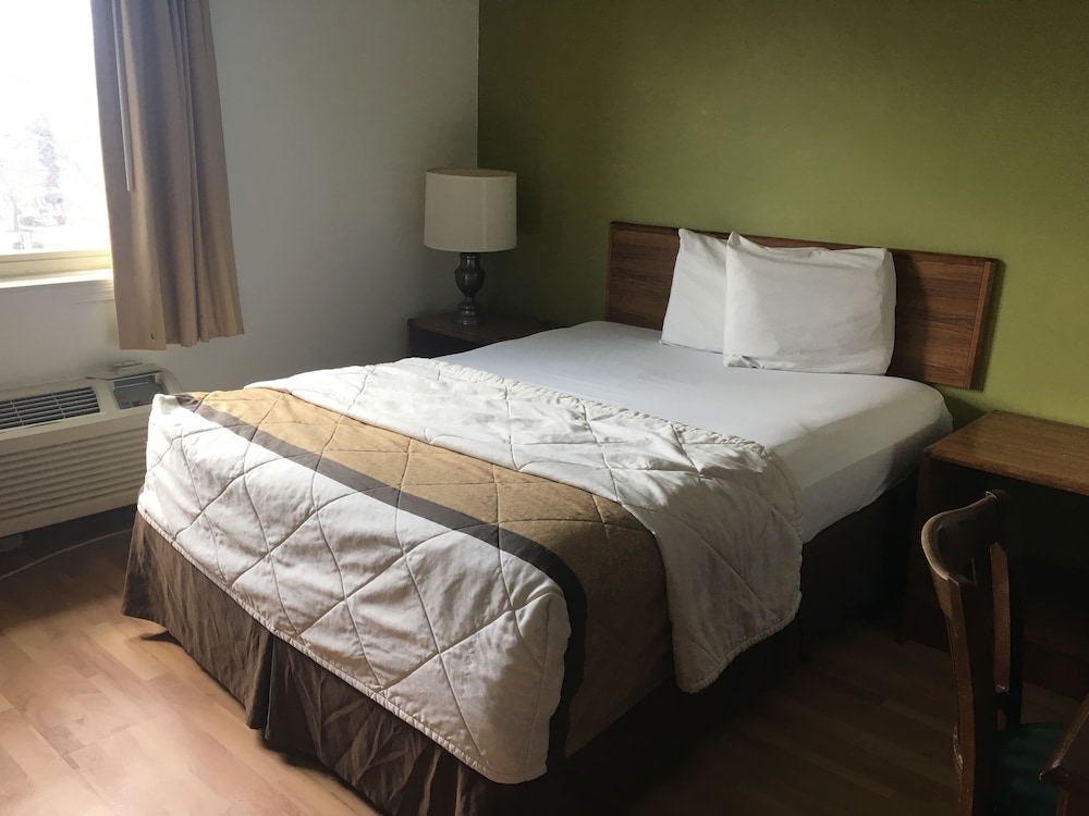 Deluxe Room, 1 Queen Bed, Accessible - Photo 3