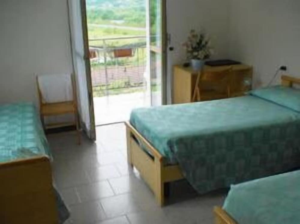 Economy Triple Room photo 1