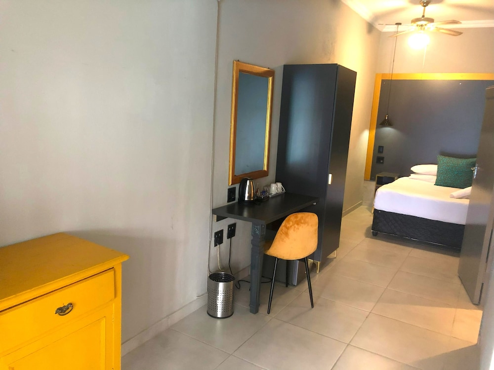 Standard Room, 2 Twin Beds, Pool Access, Pool View - Photo 17