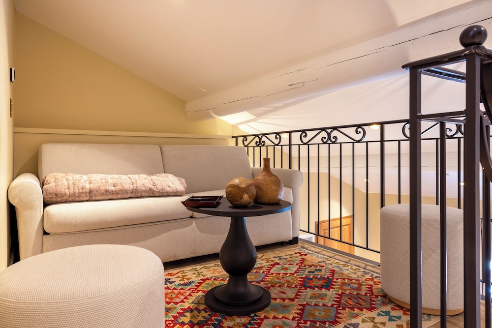 Luxury Suite - Photo 3