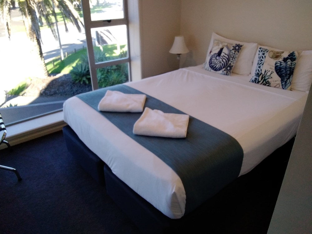 1 Bedroom Apartment, Non Smoking, Kitchen (Waterfront) photo 2