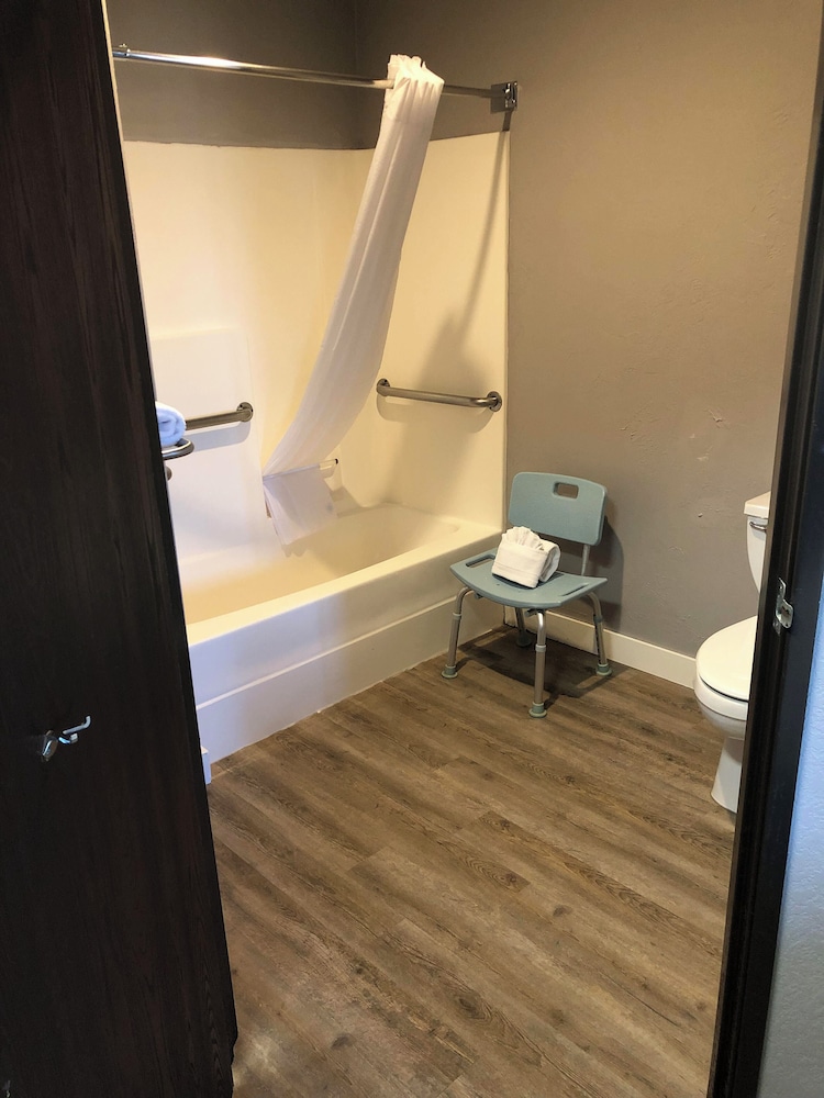 Room, 1 Queen Bed, Accessible (Accessible Room*Queen Bed*42 in TV) - Photo 6