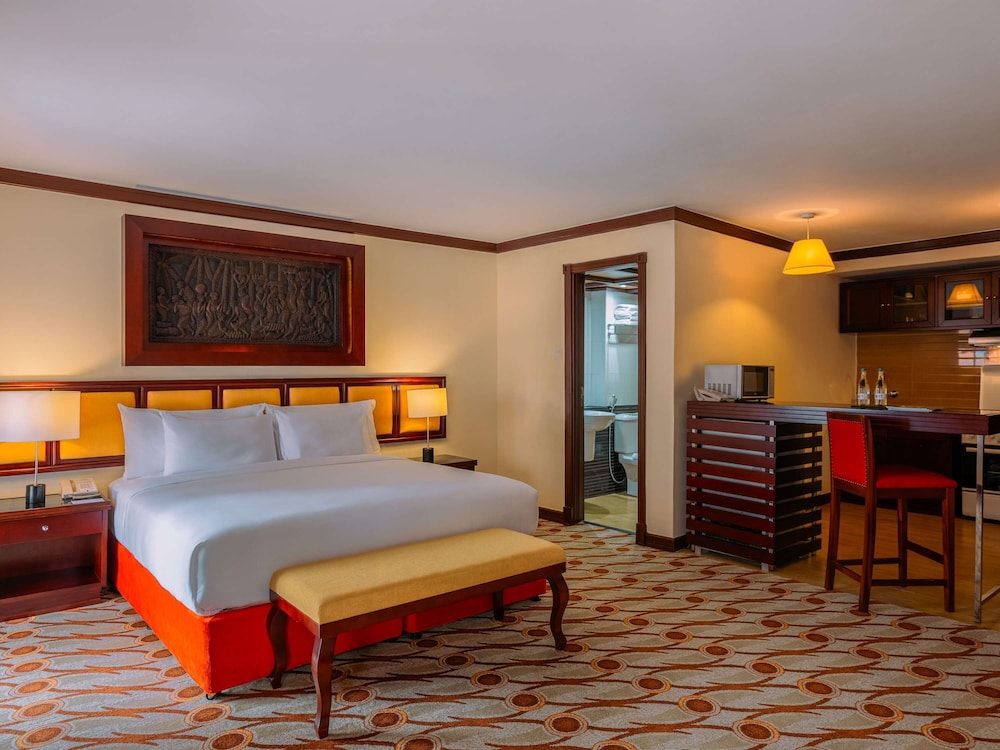 Executive Room, 1 King Bed, Pool View photo 2