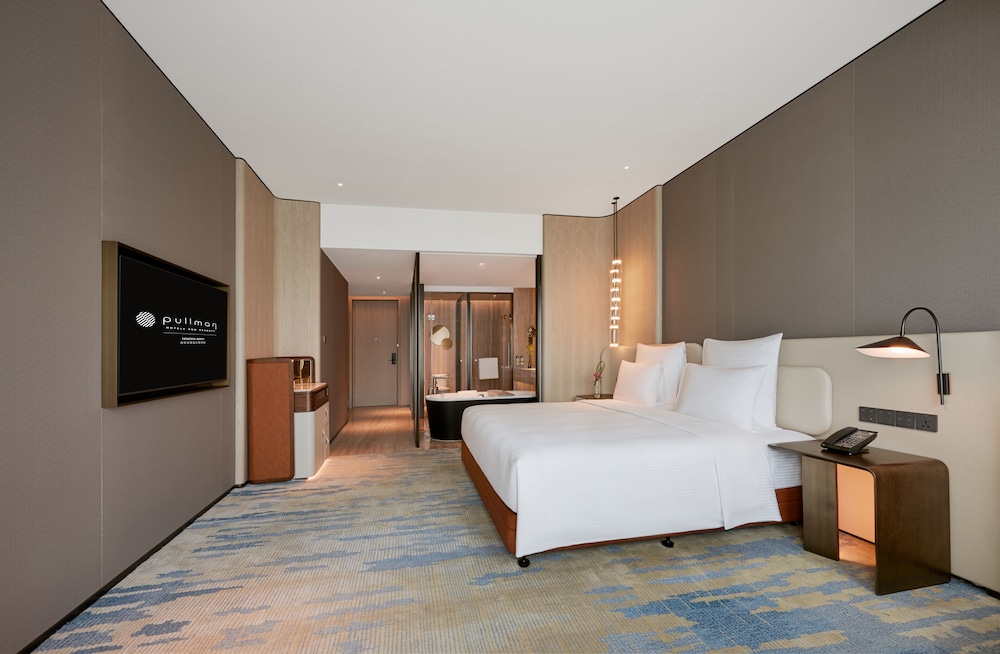 Premium Room, 1 King Bed photo 3