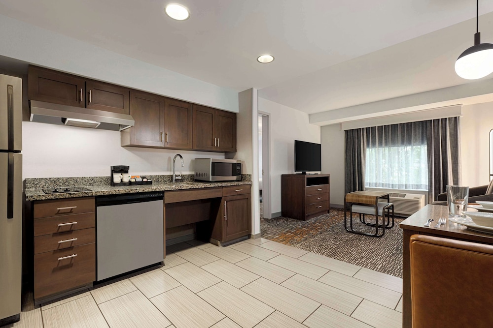 Suite, 1 King Bed with Sofa bed photo 3