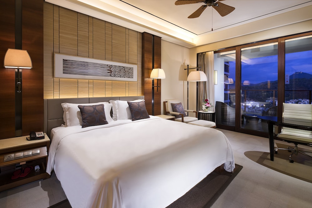 Standard Room, 1 King Bed, Smoking, Bay View