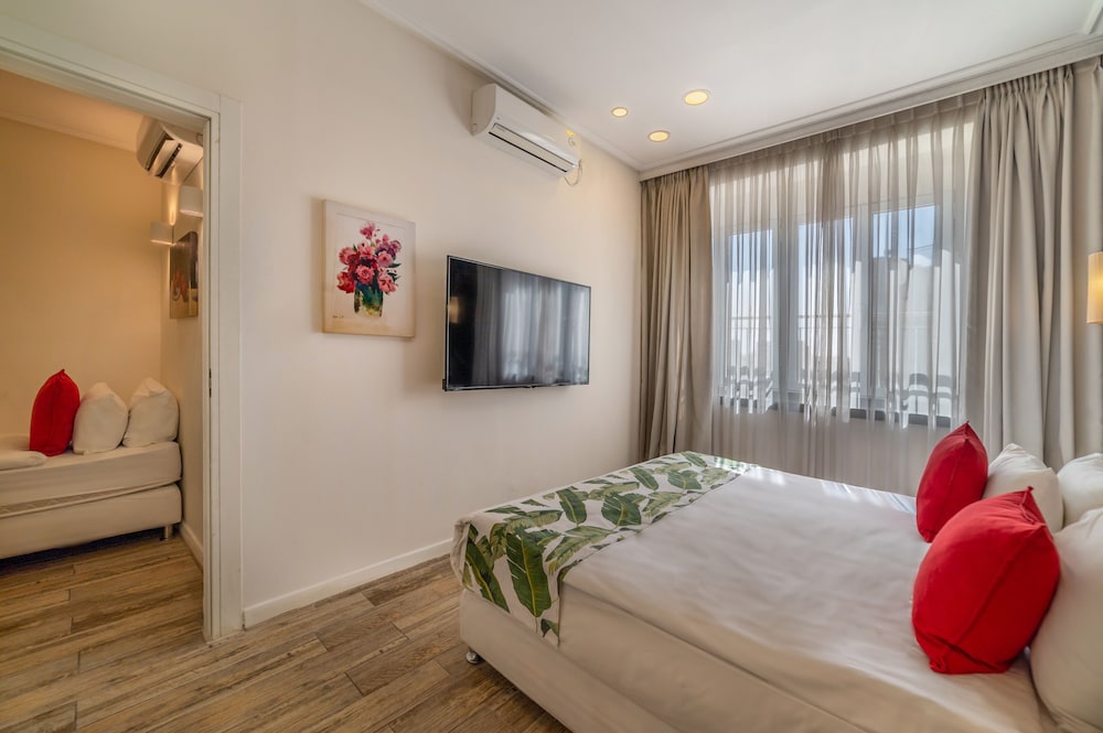 Family Room, 2 Bedrooms, 2 Bathrooms photo 1