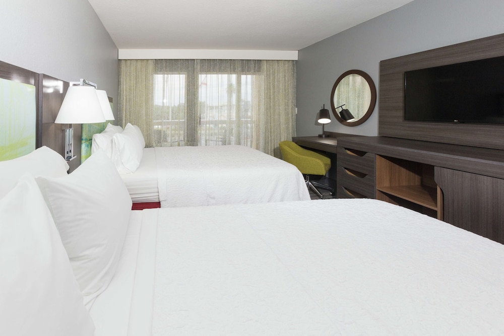 Room, 2 Queen Beds (Streetside View) photo 2