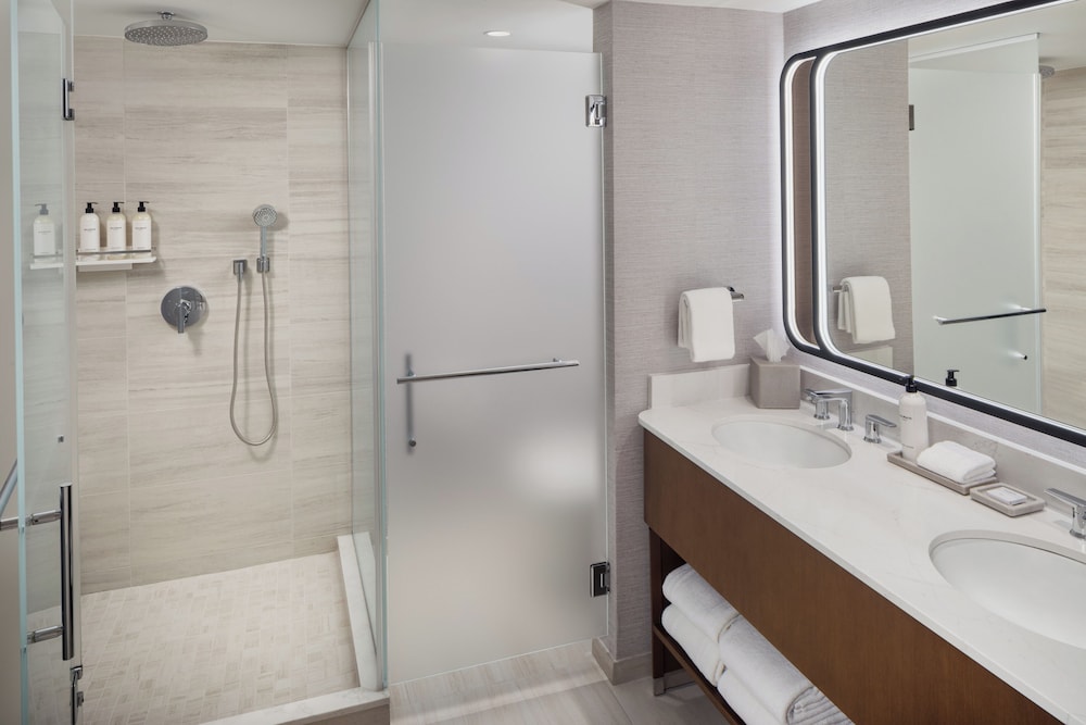 Room, 2 Queen Beds, Accessible, Bathtub - Photo 4