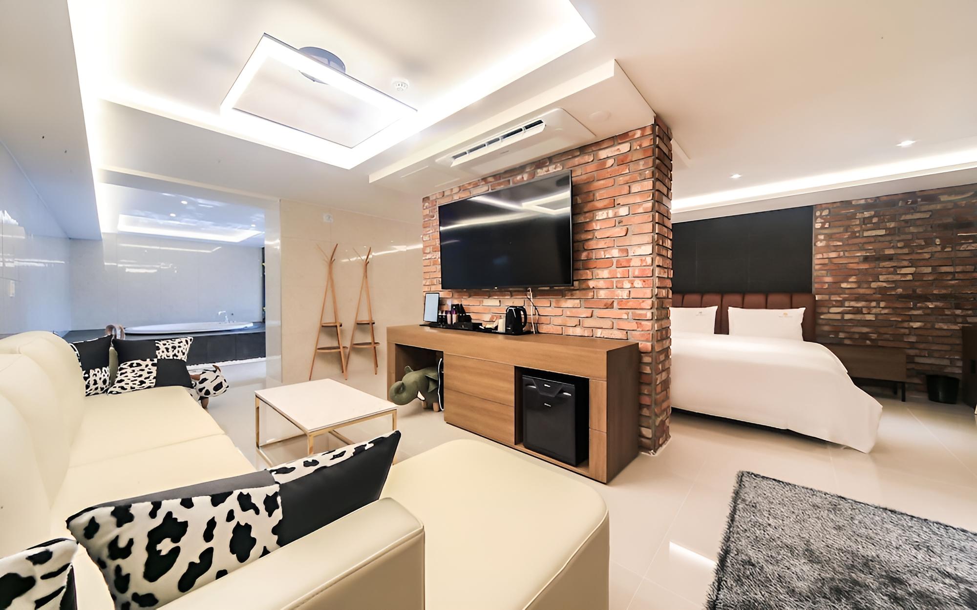 Room (Family Room (reservation directly wit) - Photo 9