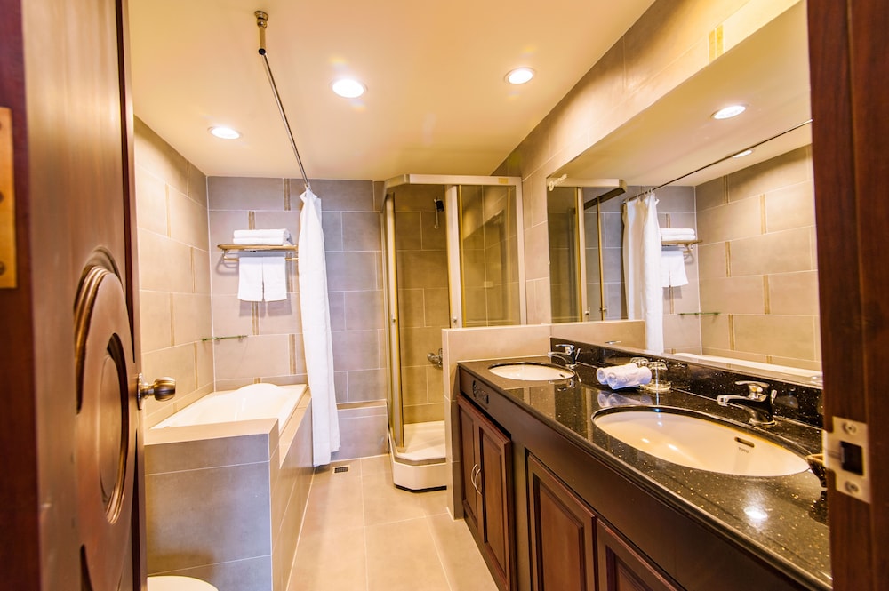 Junior Suite, 1 Queen Bed, City View - Photo 4