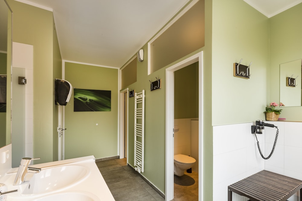 Six-Bed Room photo 3