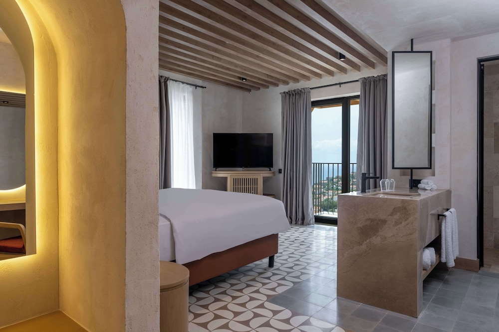 Premium Room, Non Smoking, Sea View (Corner) - Photo 7