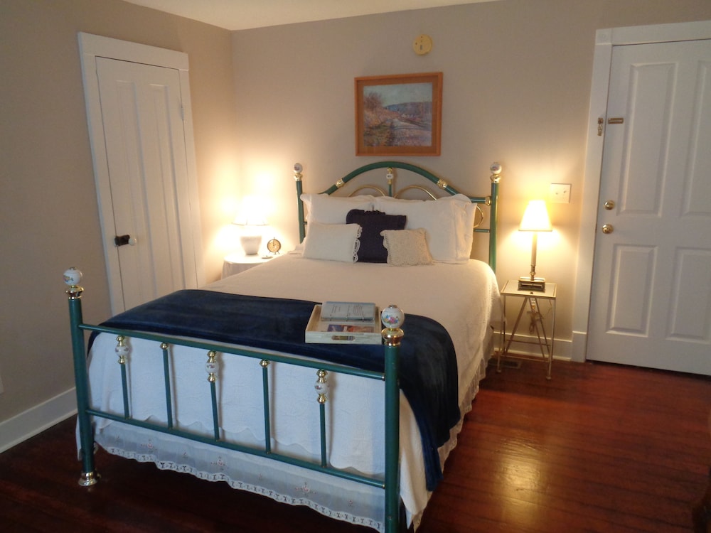 Williams Deluxe, 1 Queen Bed, Non Smoking with Jaccuzzi photo 1