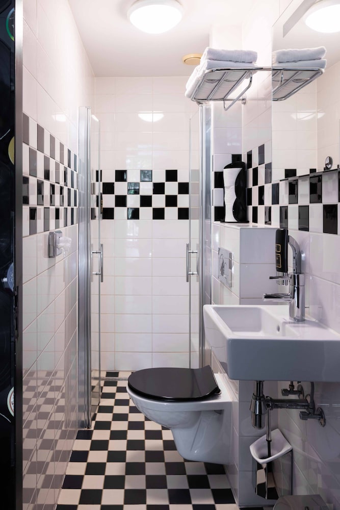 Standard Room, 2 Twin Beds, Private Bathroom photo 2