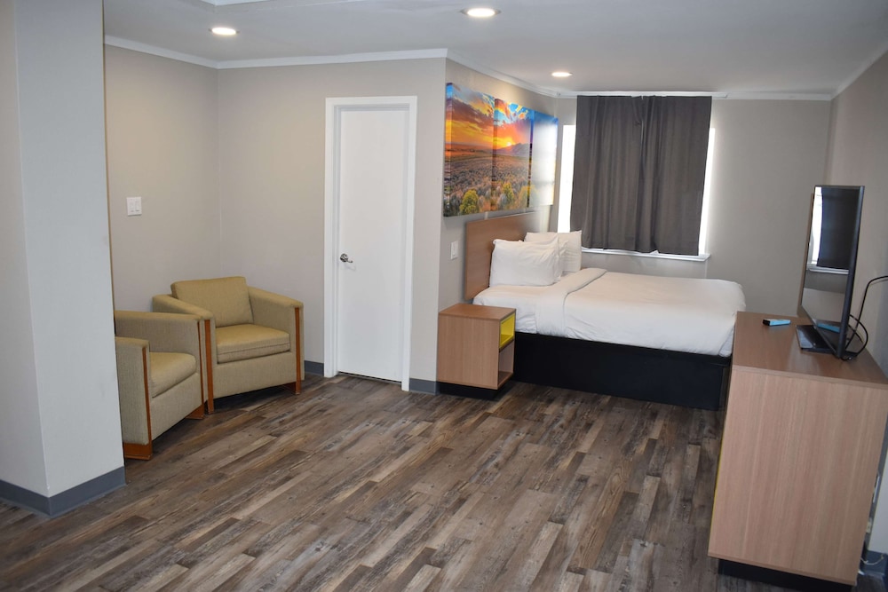 Studio Suite, 1 King Bed, Non Smoking - Photo 1