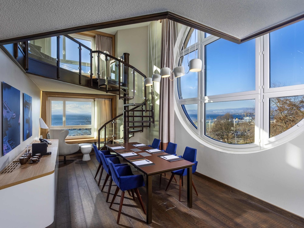 Suite, 1 King Bed, Lake View