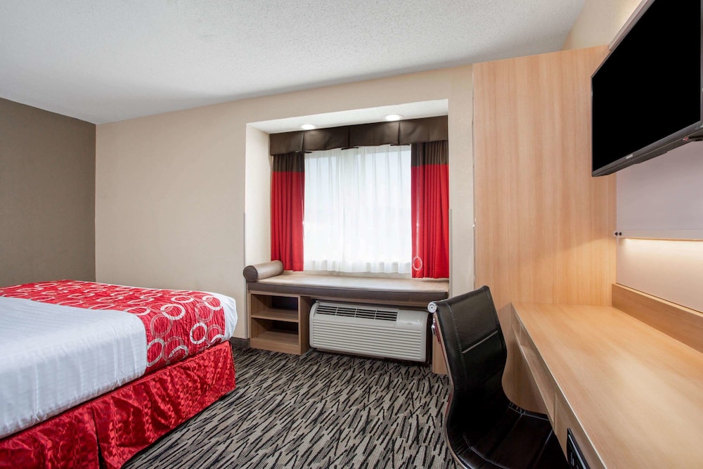 Room, 1 King Bed, Accessible, Non Smoking (Mobility/Roll-In Shower) - Photo 2