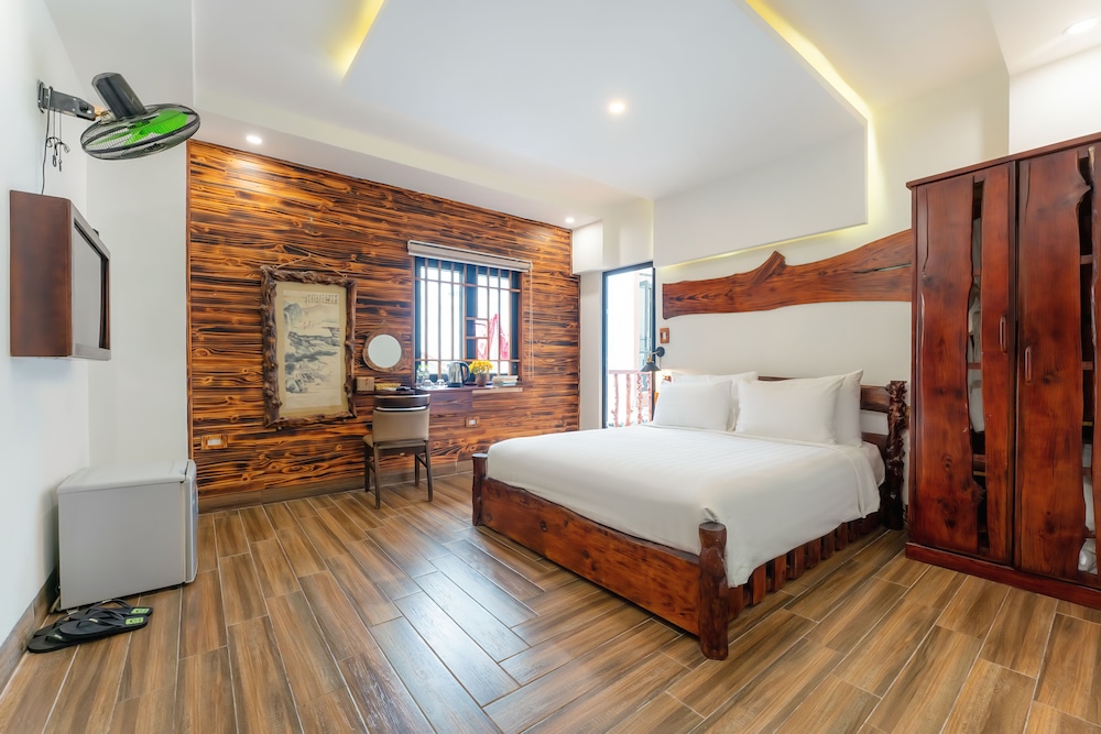 Deluxe Double Room, 1 Queen Bed, Balcony photo 3