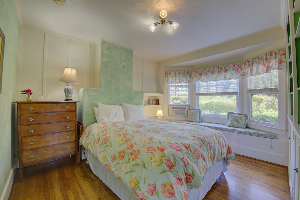 Room, Private Bathroom (Oriole) photo 1