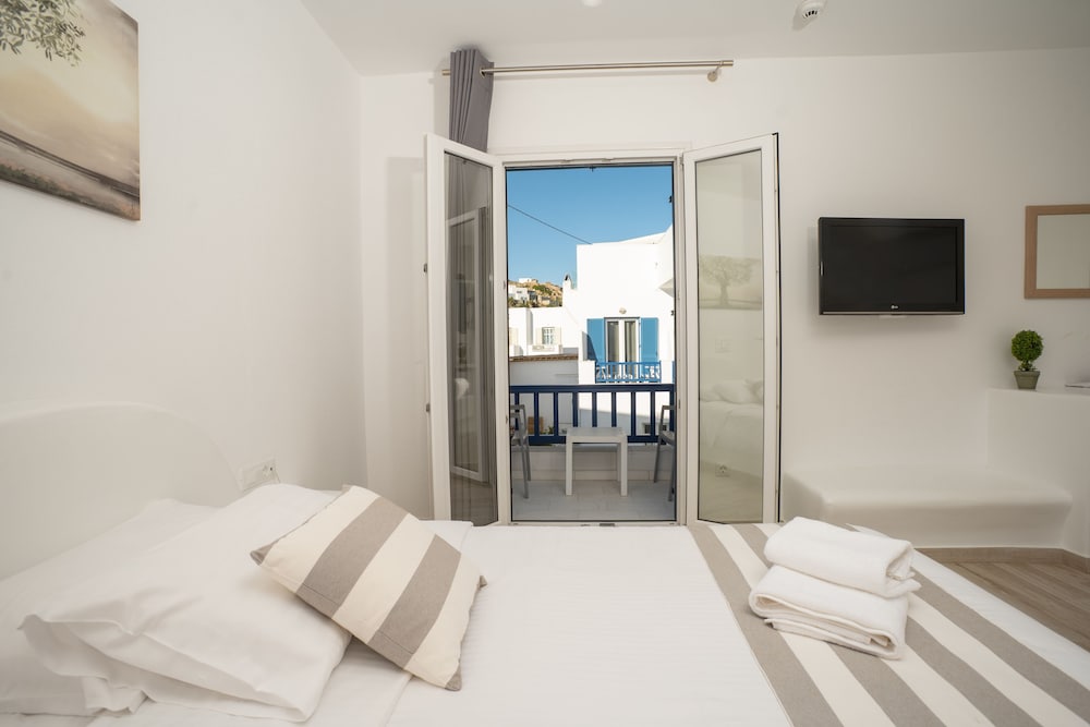Deluxe Quadruple Room, 1 Bedroom, Patio, Garden View - Photo 3