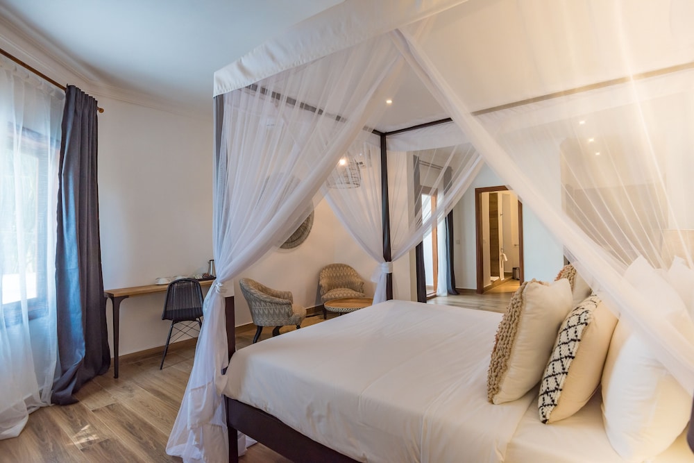 Deluxe Room - Photo 12