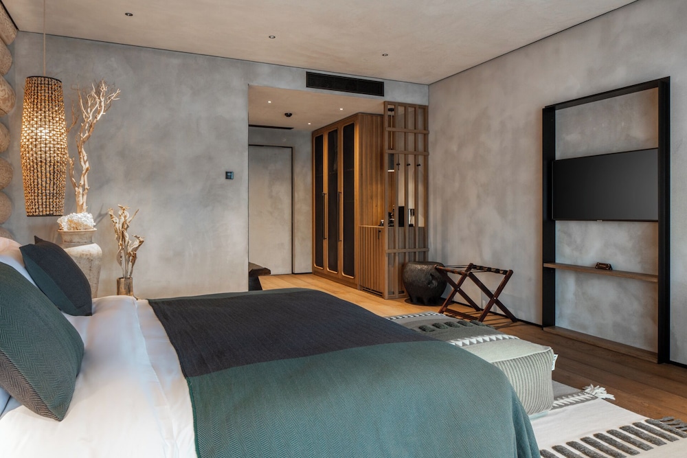 Signature Room, 1 King Bed, Lakeside (Lakefront)