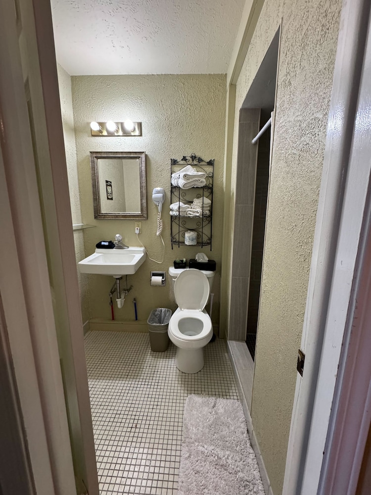 Basic Room, 1 King Bed, Non Smoking - Photo 5