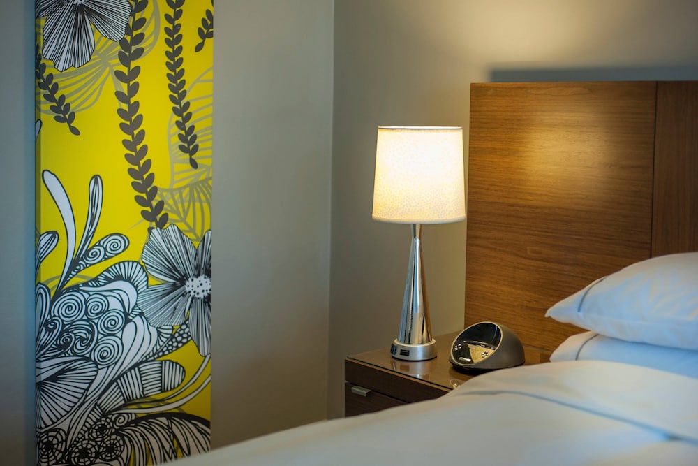 Room, 1 King Bed, Partial Ocean View (Tower) - Photo 4