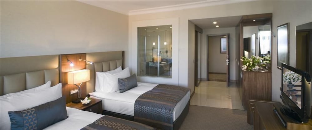 Executive Twin Room, 2 Twin Beds, Partial Sea View