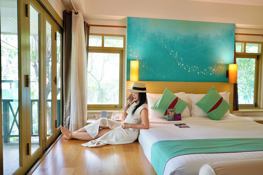 Deluxe Room, 1 King Bed - Photo 1