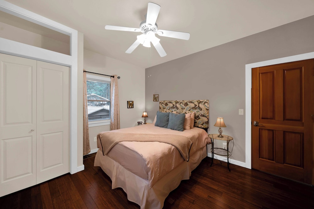 Luxury Suite, 1 Bedroom, Jetted Tub, Hill View photo 2