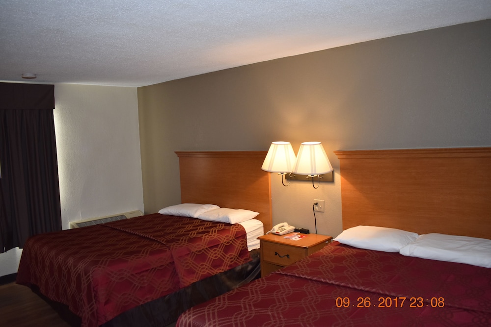 Economy Double Room, 2 Queen Beds - Photo 4