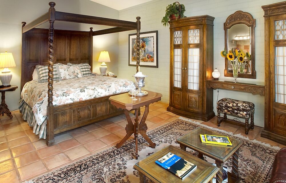 Deluxe Suite, 1 King Bed, Jetted Tub, Courtyard Area photo 1