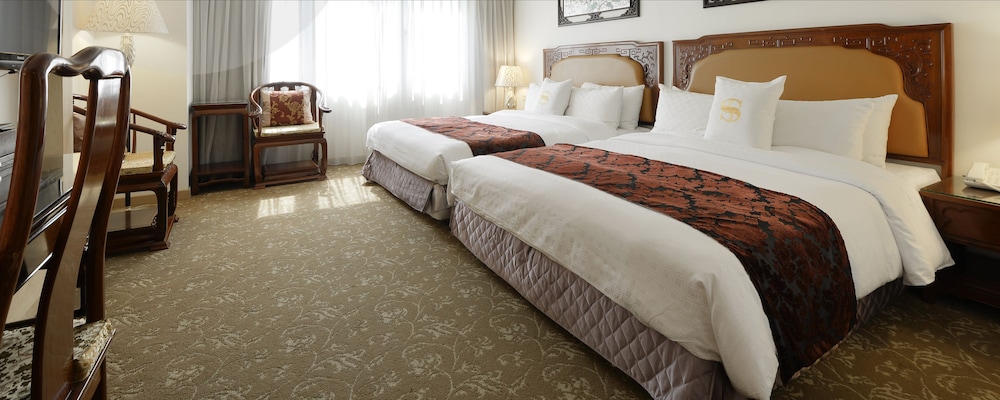 Executive Room with two Queen Beds - Photo 3